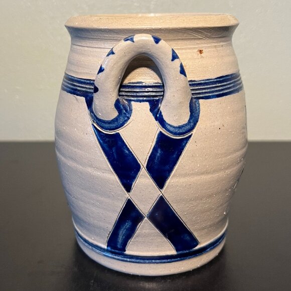 Vtg Williamsburg Pottery Double-Handled Salt Glaze Crock w/ Cobalt Blue Designs - Picture 4 of 16